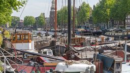 Vind goedkope vluchten van Napels naar Amsterdam