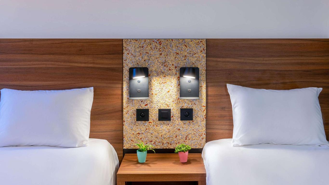 greet Hotel Chatellerault