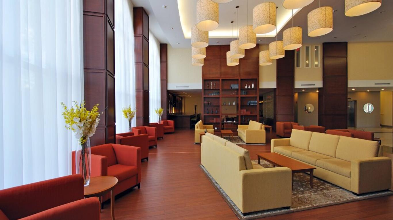 Holiday Inn & Suites Montreal Airport