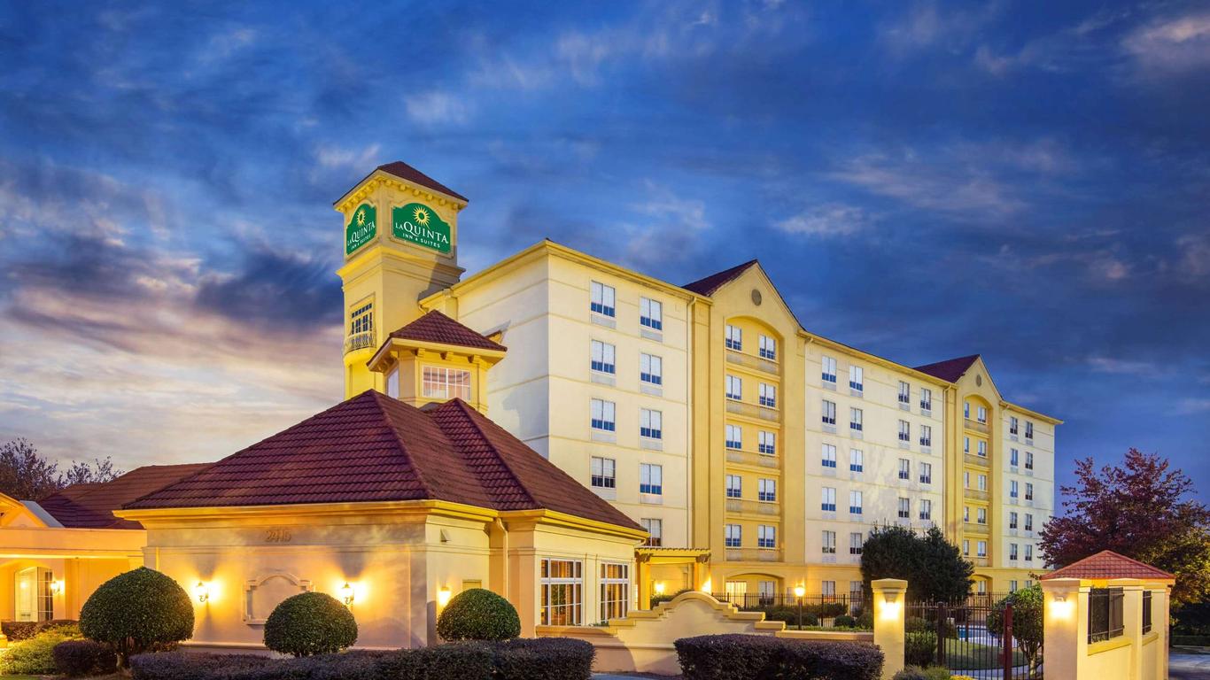 La Quinta Inn & Suites by Wyndham Atlanta Ballpark/Galleria