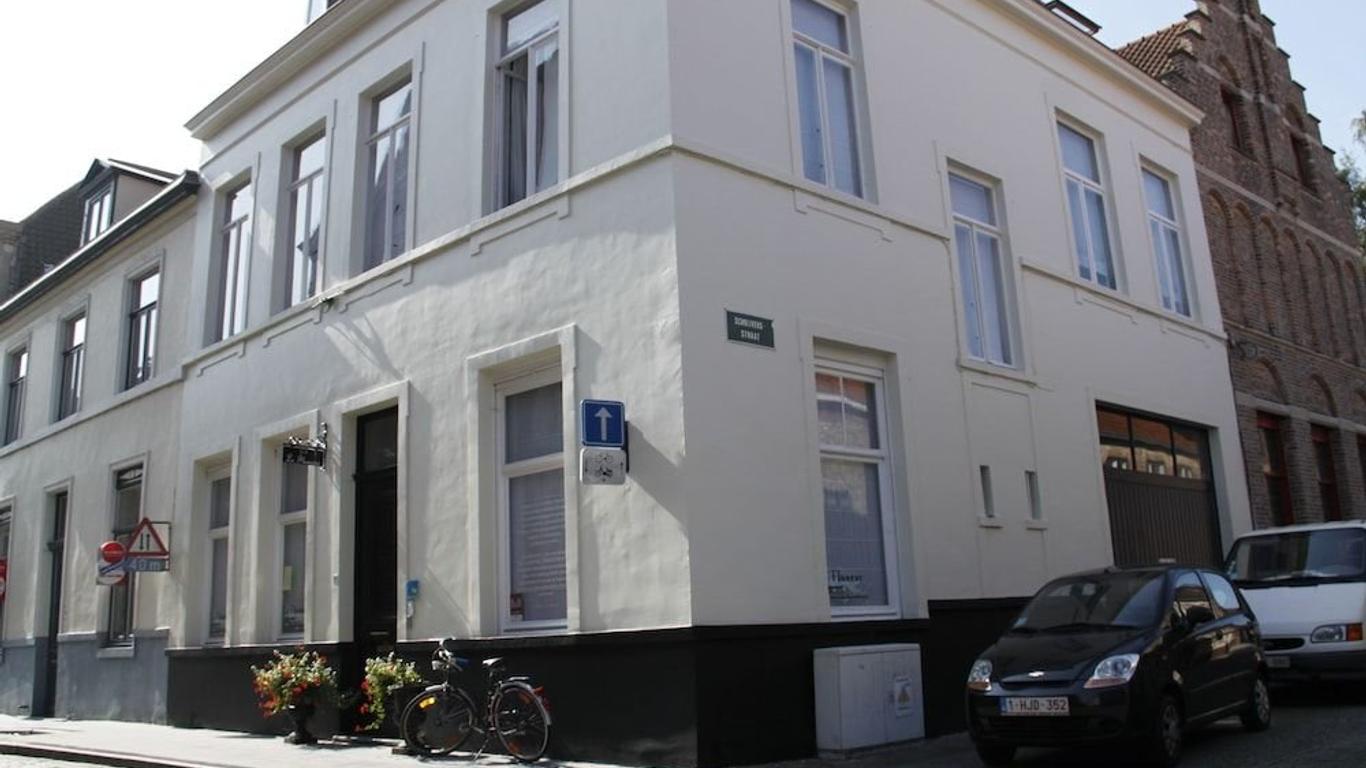 Le Flaneur Bed And Breakfast